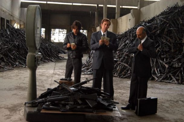 Cảnh cắt một đống M16 bị bỏ lại tại Afghanistan trong phim Lord of War