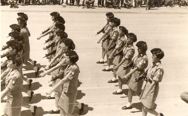Nữ quân nhân Israel duyệt binh với Uzi