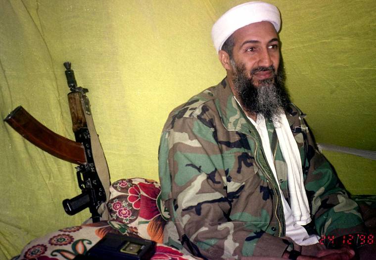 Binladen và khẩu AK-47 trong một buổi phỏng vấn