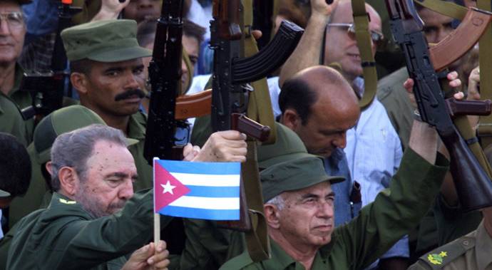 Fidel Castro trong tay một khẩu AK-47 vào ngày kỷ niệm độc lập Cuba