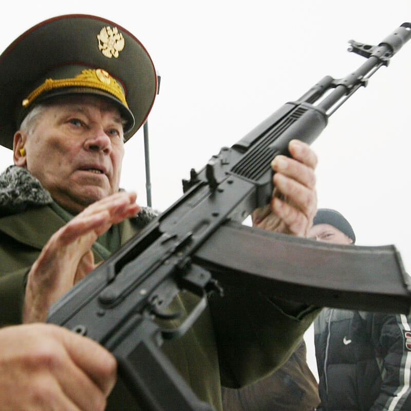 Mikhail Timofeyevich Kalashnikov và khẩu AK-47